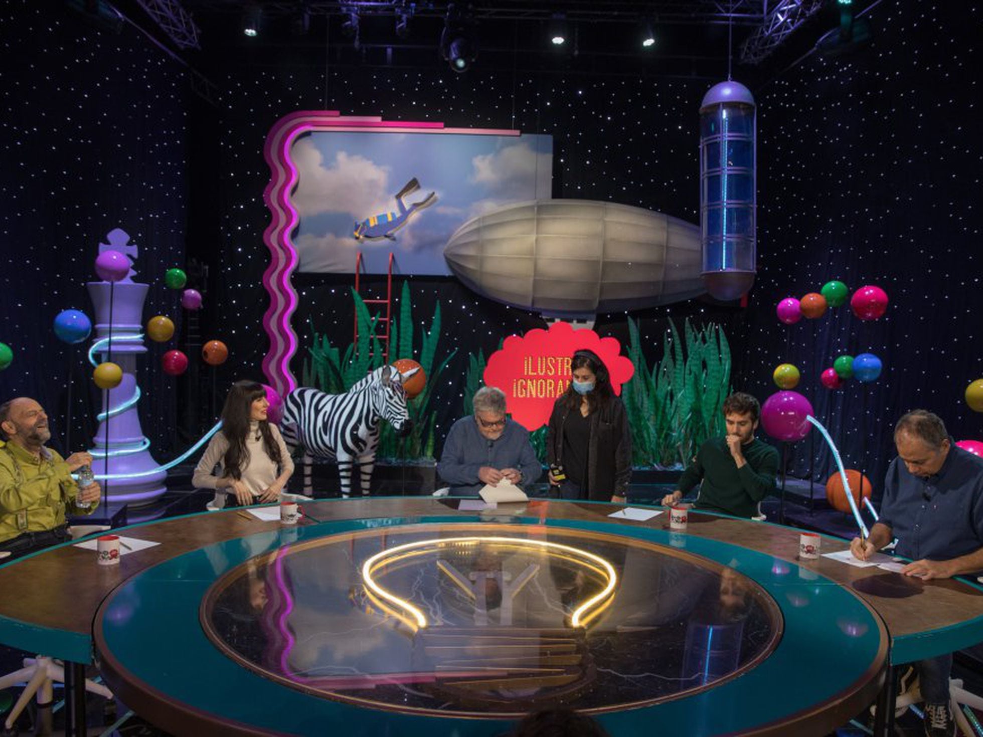 Teatro Nuevo Apolo: 'Ilustres ignorantes', el programa incombustible vuelve a casa Televisión | EL PAÍS