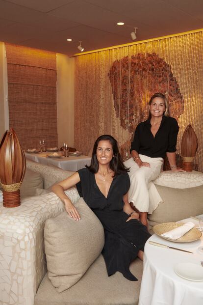 Alba Hurlé (sentada) y Alicia Martín.