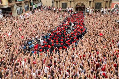 Cientos de personas abren paso a los txistularis que interpretan la Biribilketa de Gainza tras el chupinazo en la plaza Consistorial de Pamplona que ha dado comienzo a los sanfermines 2022.<br />

