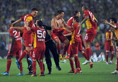 Los jugadores del Galatasaray celebran el campeonato de la Liga turca.