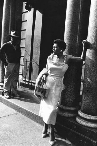 Billie Holiday, en 1956, posa frente al edificio donde fue prostituta a los 15 años.