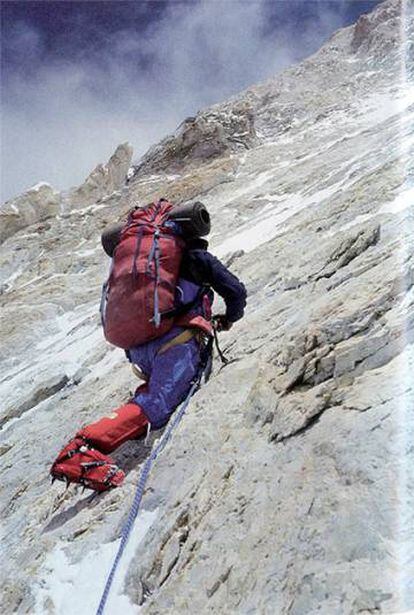 Voytek Kurtyka, ascendiendo la cara oeste del Gasherbrum IV.
