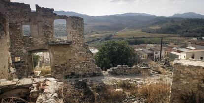Cases en ruïnes, al poble vell de Corbera d’Ebre, tal com van quedar a la tardor de 1938.