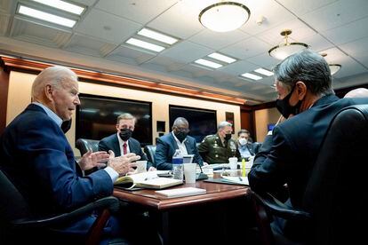Joe Biden hablaba con su equipo de seguridad nacional en una sesión informativa sobre la situación en Afganistán, este domingo, en la Casa Blanca.