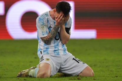 Messi llora de felicidad tras el fin del partido. El 10, a los 34 años, se hace así con su primer gran título con Argentina. Un Maracanazo, aunque con solo 8.000 espectadores en las gradas.