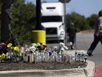 Flores y agua en el lugar donde fue hallado el camion de la muerte, San Antonio (Texas). 