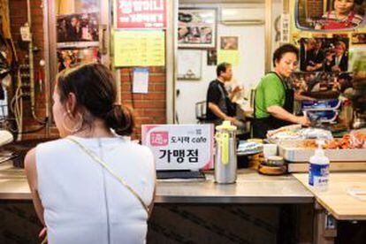 Uno de los puestos con el distintivo dorirak cafe, en el mercado de Tongin, en Seúl.