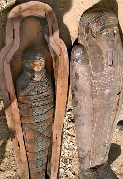 Uno de los ataúdes de madera esculpido y pintado hallados en Saqqara.