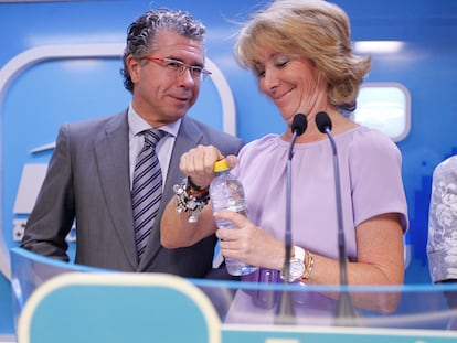 Esperanza Aguirre y Francisco Granados, durante una rueda de prensa tras la reunión del Comité de Dirección del PP de Madrid en 2011.