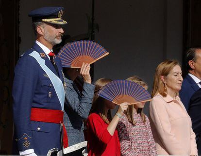 La reina Letizia y sus hijas, la princesa Leonor y la infanta Sofía, se protegen del sol con unos abanicos, junto al Felipe VI.