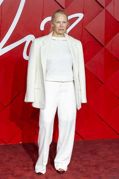 Como ya es habitual en ella, Pamela Anderson acudió a la gala sin maquillaje y con un sencillo traje de chaqueta de Stella McCartney