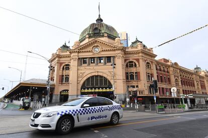 La ciudad de Melbourne, la segunda más poblada de Australia, vivió este jueves su primera jornada de confinamiento total. Este se prolongará durante seis semanas y supondrá el cierre de los negocios no esenciales, lo que golpeará aún más a la economía del país oceánico. El rebrote de Melbourne, que se agravó por el presunto incumplimiento de las medidas de cuarentena de los viajeros internacionales, vino acompañado de un incremento de más de 2.200 casos. El país, que registra unas 20.000 infecciones y 255 fallecidos, también lucha contra varios focos en el estado de Nueva Gales del Sur, cuya capital es Sídney.