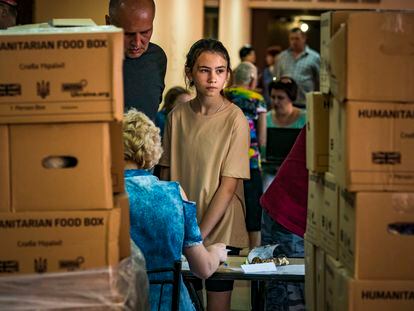 Una niña espera a recibir ayuda humanitaria en una ciudad en la zona del Donbás.