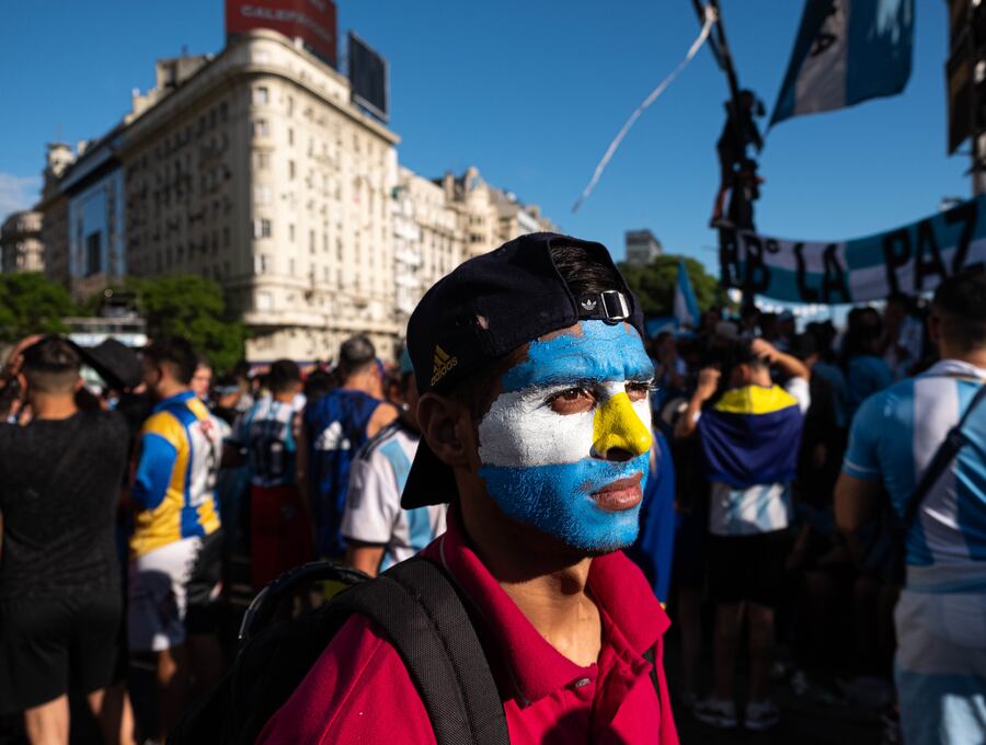 Miles de afinados esperan la llegada de la selección Argentina a la Plaza Central del Obelisco el día 20 de diciembre de 2022. La selección Argentina llego a Buenos Aires con la copa del mundo hace unas horas, hoy tienen planeado recorrer la ciudad y celebrar desde la Casa Presidencial.