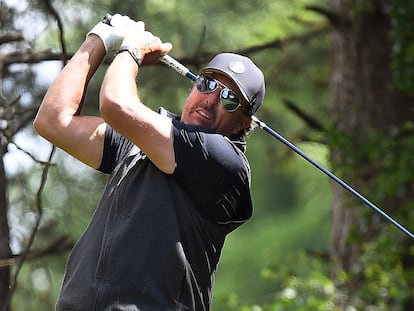 Mickelson, entrenándose este miércoles en Londres.