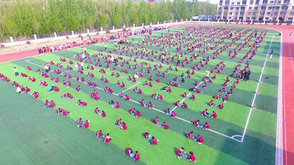 Vista aérea de la competición de ajedrez escolar en Liaocheng (China), en 2021