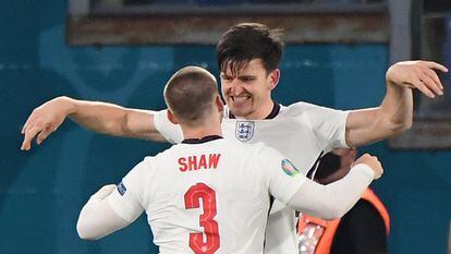 Harry Maguire celebra con Luke Shaw después de marcar el segundo gol de Inglaterra a Ucrania.