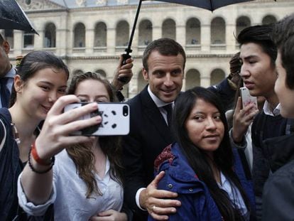 El president de Fran&ccedil;a, Emmanuel Macron, es fotografia amb diversos joves.