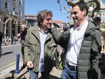 Los candidatos de PNV, Imanol Pradales (derecha), y del PSOE, Eneko Andueza, se saludan este sábado en Bizkaia.