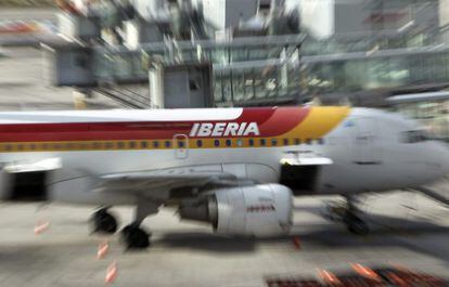 Un avi&oacute;n de Iberia en una de las pistas del aeropuerto de Barajas de Madrid.