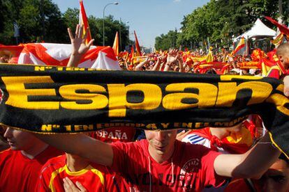 Ambiente previo al partido de la final del Mundial en el paseo de Recoletos.