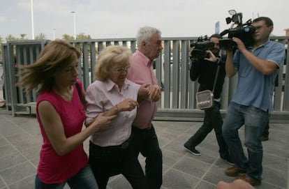 Mari Carmen Gacía, entre su hija y su abogado, a la llegada a los juzgados de Elche.