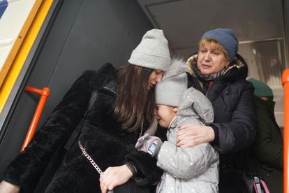 Una niña llora al separarse de su padre en la estación de Kiev.