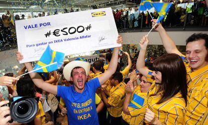 Iv&aacute;n Herrero celebra ser el primer cliente en entrar en la tienda Ikea de Alfafar.