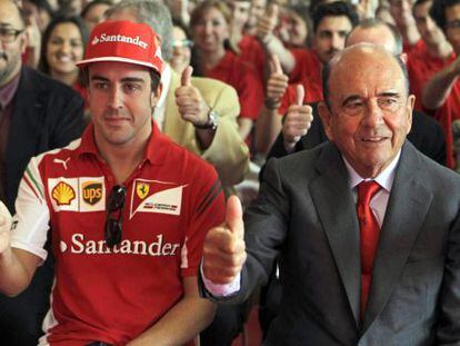 Emilio Bot&iacute;n, junto al piloto Fernando Alonso el pasado mes de mayo.