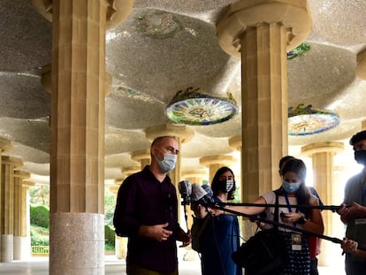 El regidor Eloi Badia en la Sala Hipóstila rehabilitada del Park Güell.