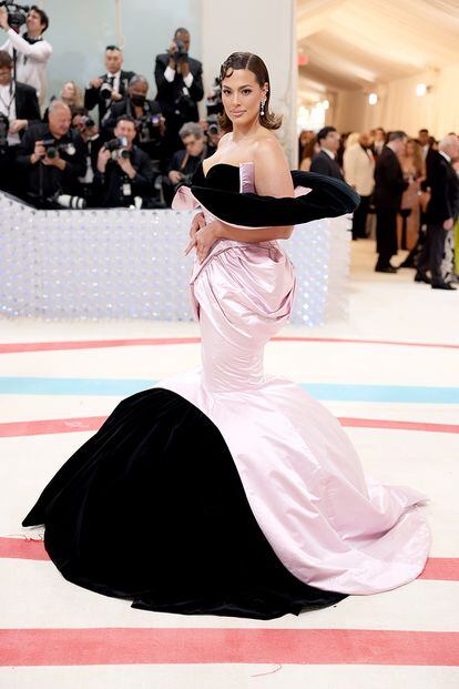 La modelo Ashley Graham, con un diseño de Harris Reed inspirado en el mítico vestido que llevó Inès de la Fressange en el desfile de Chanel de 1987.