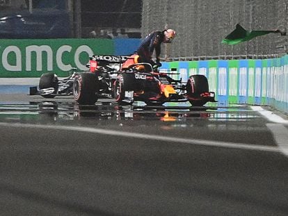 Max Verstappen sale de su bólido tras chocar contra el muro en el circuito de Jeddah.