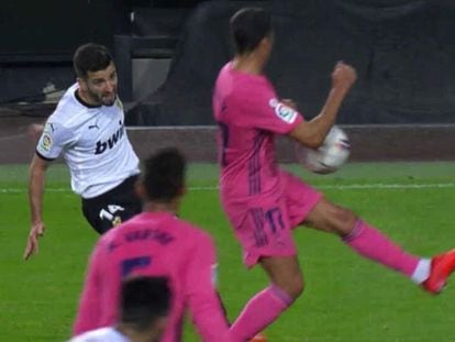 Un centro de Gayà da en el codo de Lucas Vázquez en Mestalla el pasado noviembre en un partido de Liga.