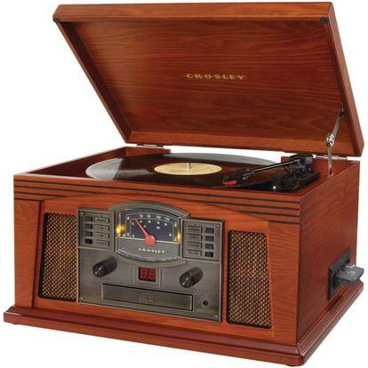 Tocadiscos de Crosley con diseño retro, con acabados en madera y pletina de tres velocidades. Precio:232 euros.