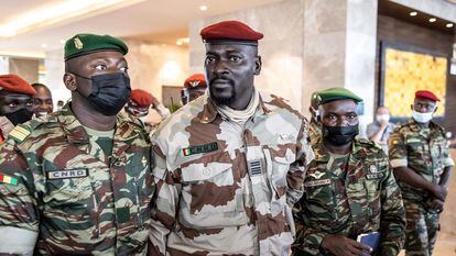 El coronel Mamady Doumbouya, en el centro, tras un encuentro con representantes de la Cedeao en Conakry el pasado 17 de septiembre.
