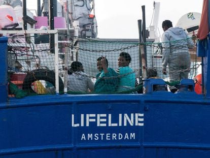 Emigrantes rescatados en aguas internacionales del Mar Mediterráneo a bordo del buque de bandera holandesa Lifeline.
 