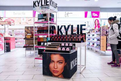 Un puesto de maquillaje de Kylie Cosmetics en una tienda de Ulta en Nueva York.