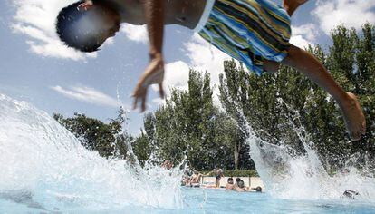 Una piscina municipal en verano. 