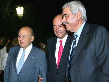 Miquel Roca, entre Pasqual Maragall y Jordi Pujol, al inicio del acto de homenaje.