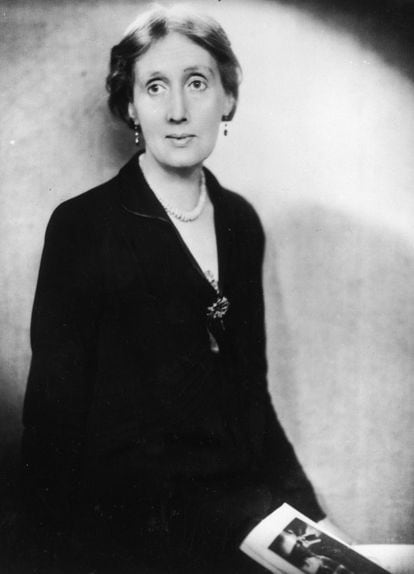 circa 1933:  English critic, novelist and essayist Virginia Woolf  (1882 - 1941).  (Photo by Central Press/Getty Images)