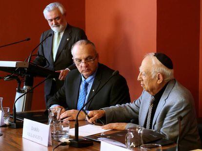 El director de la RAE, Darío Villanueva (de pie), Shmuel Refael Vivante y Jacob Bentolila, en la constitución de la academia del ladino.