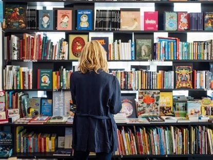 Una mujer en una librería.