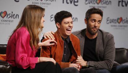 Amaia, Alfred y el presentador de OT, Roberto Leal