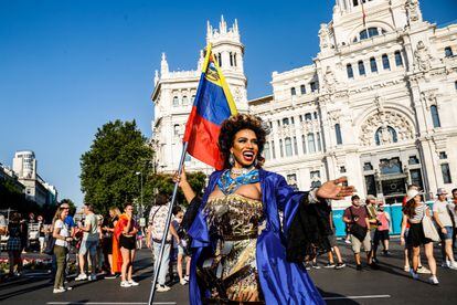 Una participante del Orgullo 2022 posa frente a la sede del Ayuntamiento de Madrid. 