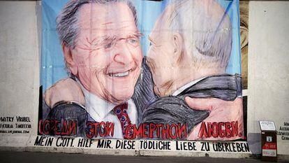 Grafiti en la East Side Gallery de Berlín que muestra al excanciller alemán Gerhard Schröder abrazándose con el presidente ruso, Vladímir Putin, en abril de 2022. "Dios mío, ayúdame a sobrevivir a este amor letal", reza el cartel.