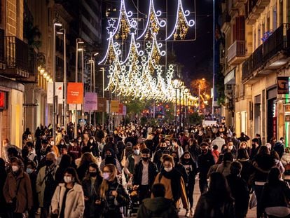 Ambiente de compras pre-navideñas en el Portal del Ángel, este lunes, en el centro de Barcelona.