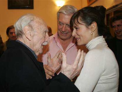 De izquierda a derecha, Francisco Ayala, Mario Vargas Llosa y Aitana Sánchez-Gijón.