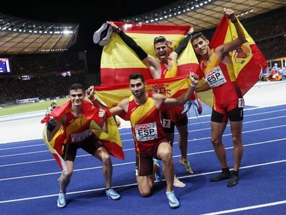 El equipo español de 4x400 celebra el tercer puesto en Berlín. 