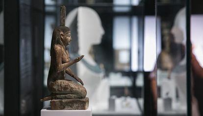 Estatua de madera la diosa Nefts, procedente de la colección de Magic Tom, en la muestra.