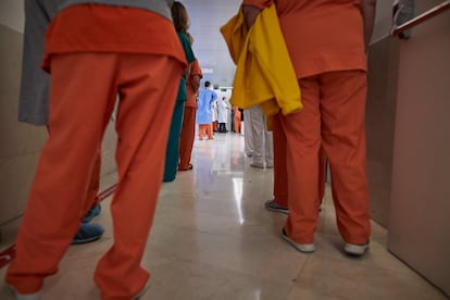Sanitarios esperan para ser vacunados contra el coronavirus en el Hospital Gregorio Marañón de Madrid (España), el pasado 11 de enero.